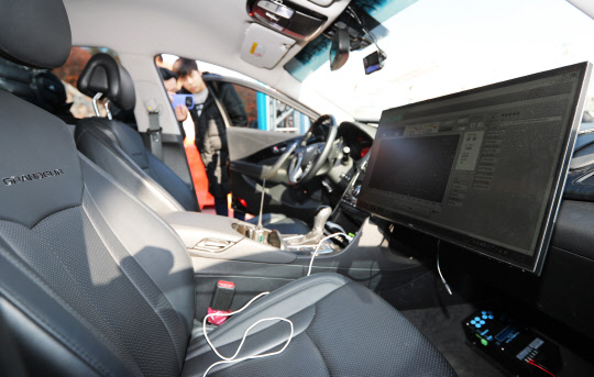 16일 오전 경기도 성남시 판교제로시티 기업지원허브에서 열린 '2017 판교자율주행모터쇼'에서 참석자들이 자율주행차 내부를 살펴보고 있다. 연합뉴스